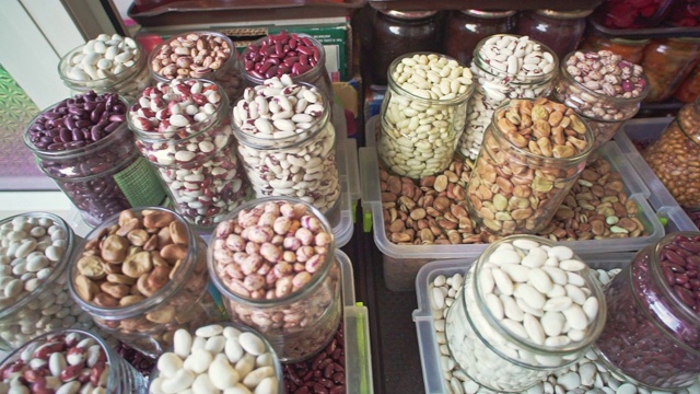 品种不同的种子、豆类和坚果是当地食品市场上的健康食品视频素材