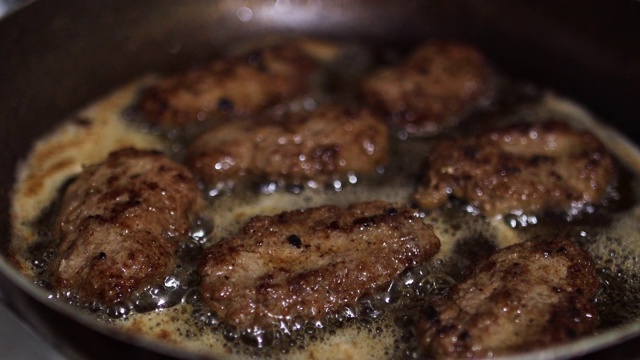土耳其烹饪油炸肉丸视频素材