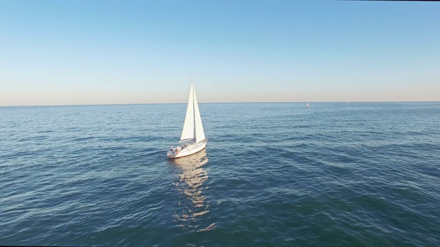 帆船在公海上航行的美妙景色。蓝色的大海和阳光的反射。无人机视图-鸟瞰角度。视频素材