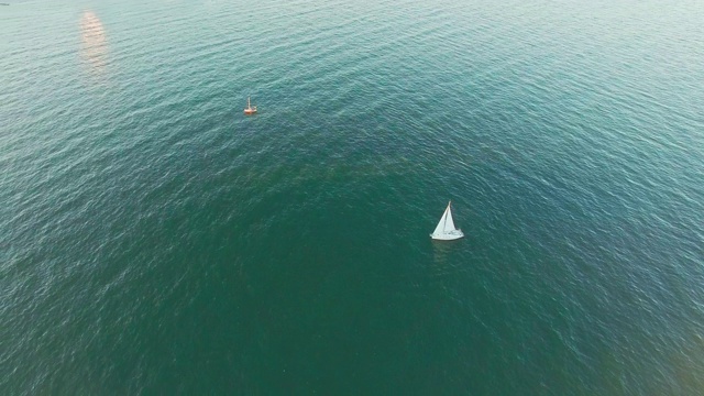 令人惊叹的高角度鸟瞰帆船航行在海上从无人机拍摄。视频素材