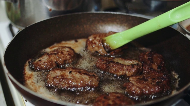 土耳其烹饪油炸肉丸视频素材