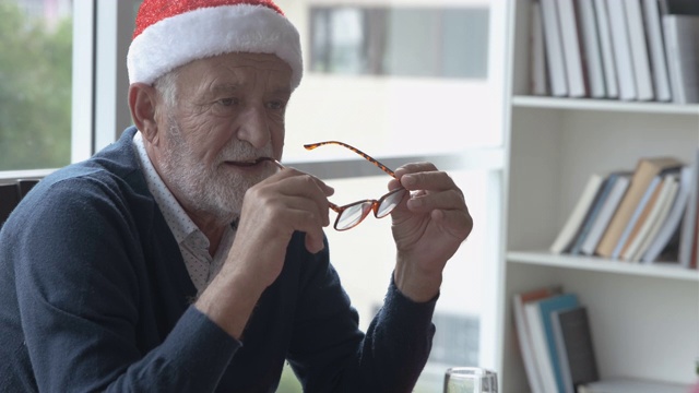 圣诞老人戴着红帽子与家人一起用餐视频下载