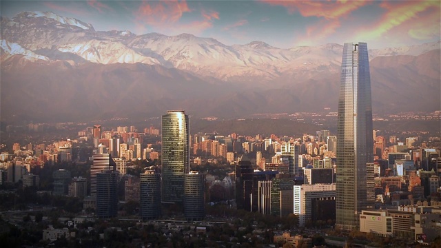 以安第斯山脉为背景的智利圣地亚哥。视频素材