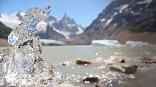 阿根廷巴塔哥尼亚El Chalten的Cerro Torre湖的冰正在融化。视频素材