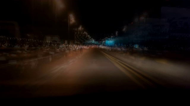 晚上在繁忙的城市街道上开车。视频素材