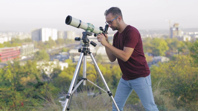 天文学家用望远镜观察城市周围的天空。视频下载