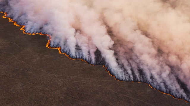 高空鸟瞰奥卡万戈三角洲的一场草火，由干旱和气候变化引起，博茨瓦纳视频素材