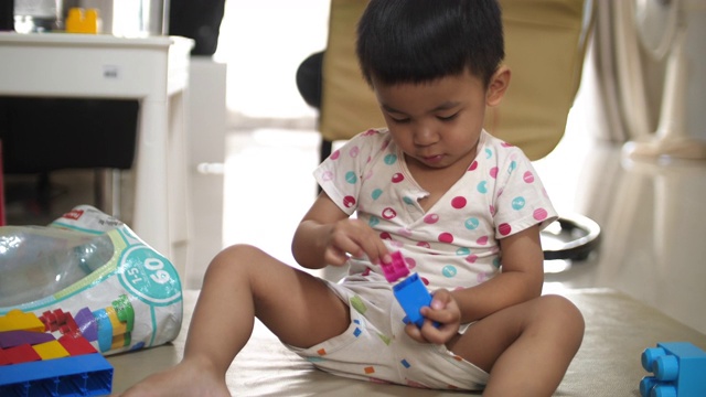 亚洲小男孩在家玩积木，4K视频素材