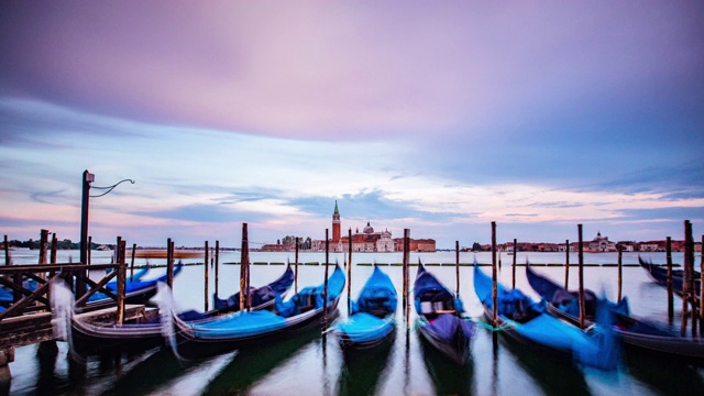时间流逝-在意大利威尼斯运河停泊的贡多拉- 4K视频素材