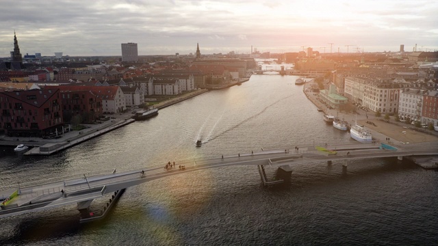 哥本哈根城市景观:自行车桥视频下载