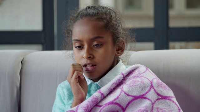 生病的非裔美国女孩在家咳嗽视频素材