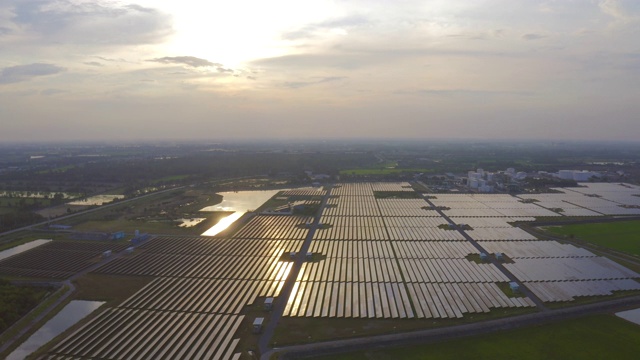 太阳能电站农场鸟瞰图，替代能源视频素材