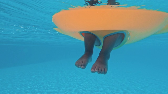 游泳池里有趣的水下腿视频下载