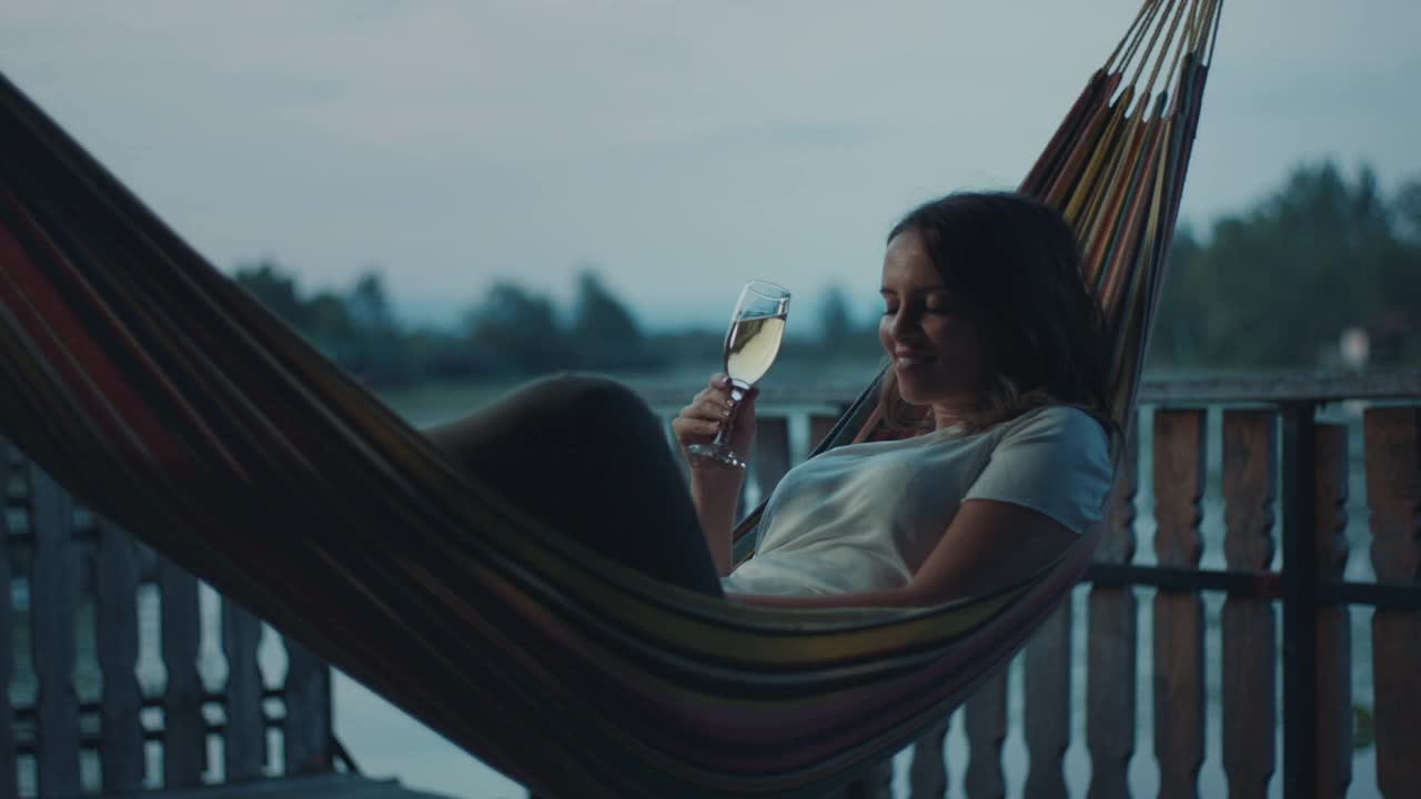 躺在吊床上喝香槟的女人视频素材