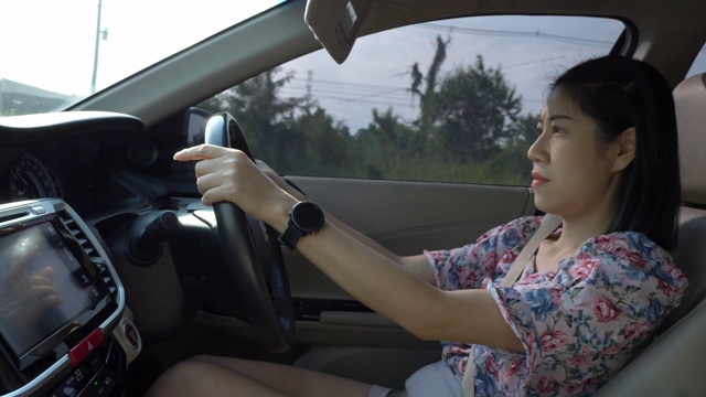 女人驾驶汽车视频素材
