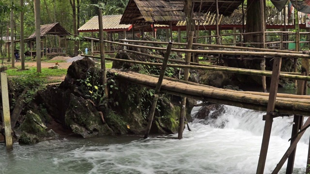 蓝泻湖瀑布和竹桥旺荣老挝视频下载