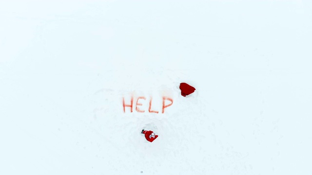 帮助的信号在雪地里，圣诞老人在旁边哭泣视频下载