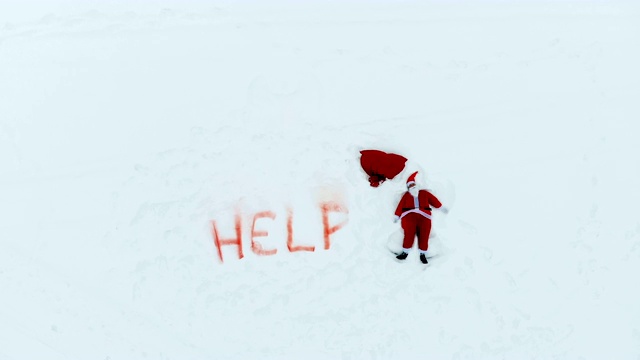圣诞老人在茫茫的雪地里做一个雪天使的俯视图视频下载