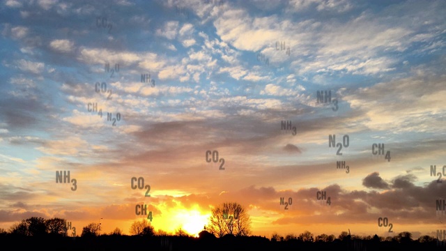 黄昏日落的乡村景观与农场生产的温室气体视频下载
