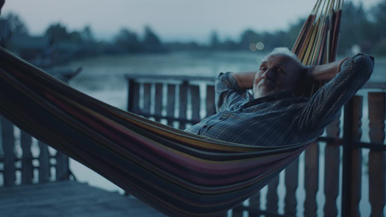 老人在吊床上做白日梦视频素材