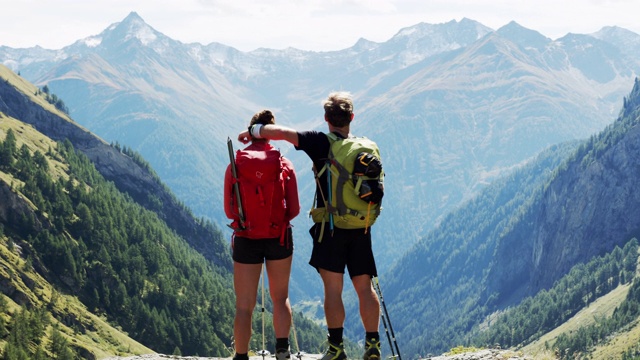 两个徒步旅行者面对着美丽的山景视频素材