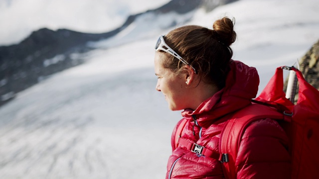 在雪山中徒步旅行的女性视频素材