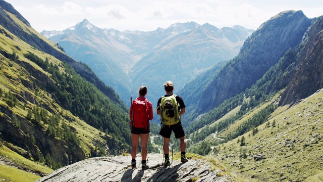 两个徒步旅行者面对着美丽的山景视频素材