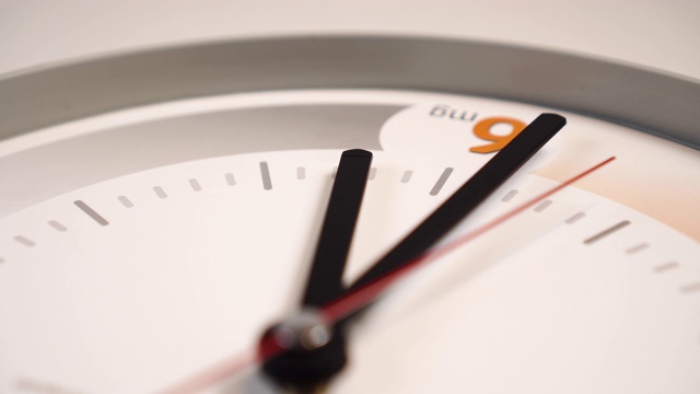 时间随着红色的秒针和黑色的分针在橙色和灰色的白色表盘上流逝视频素材