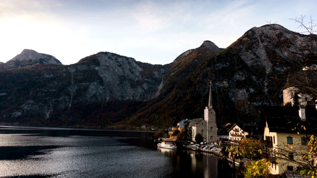 日出时间推移的秋季哈尔斯塔特山村与哈尔斯塔特湖在奥地利视频素材