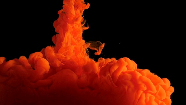 抽象的背景云雾用橙色的颜料涂成，喷墨破水上黑色，水下烟雾运动近观视频素材