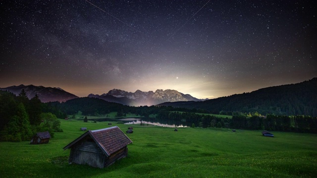 时光流逝:巴伐利亚州格罗尔德湖上的银河视频素材