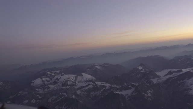 瑞士阿尔卑斯山座舱的观点视频素材