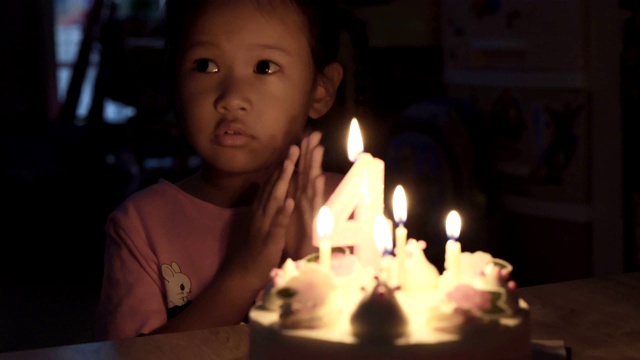 亚洲小女孩唱着生日蛋糕视频素材