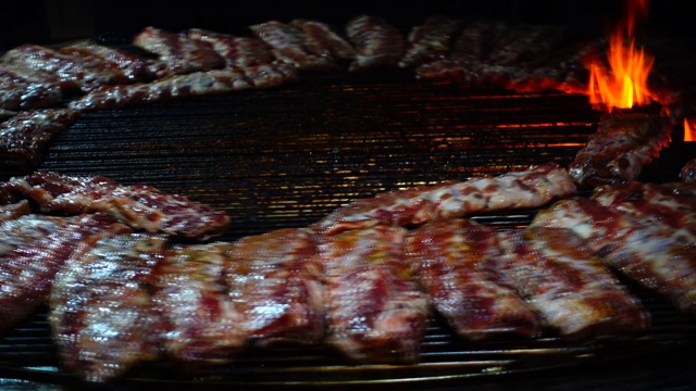 猪排在火上烤，烧烤。视频素材