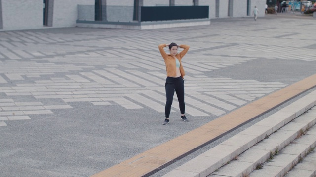 日本女子穿着运动服跑步，在日本东京喘口气。视频素材