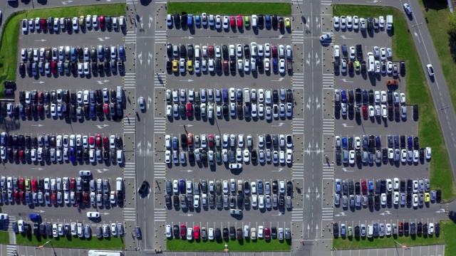 俯视图汽车行驶在停车场。无人机在现代城市停车场上移动和站立的鸟瞰图。汽车交通和停车概念视频下载