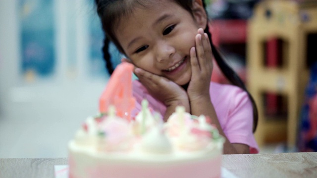 亚洲小女孩和她的生日蛋糕视频素材