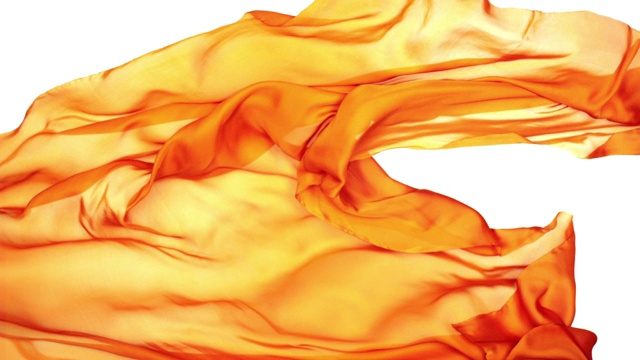 橙色丝质织物在超慢的动作中横向流动和摆动，近距离，白色背景视频素材