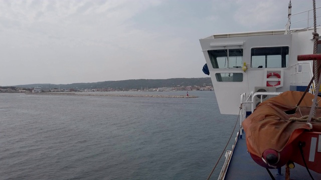 渡船在平静的海面上驶向意大利撒丁岛的圣彼得罗岛视频下载