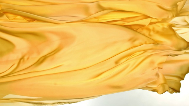 金色金属丝质织物在超慢的动作中横向流动和摆动，近距离，白色背景视频素材