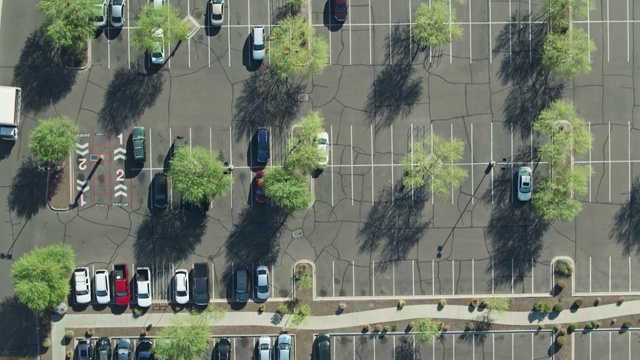 地面停车场的无人机拍摄视频下载