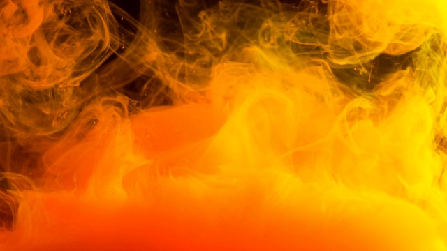抽象的背景云橙色的颜料在水中轻轻旋转黑色，水下烟雾运动近观视频素材