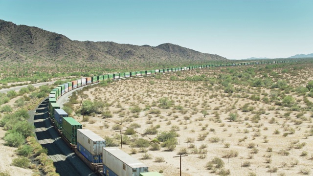 沙漠货运列车火车头-无人机射击视频下载