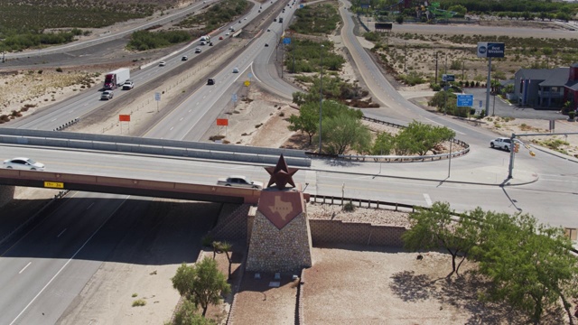 德克萨斯州/新墨西哥州线10号州际公路卡车停靠站的倾斜无人机拍摄视频素材