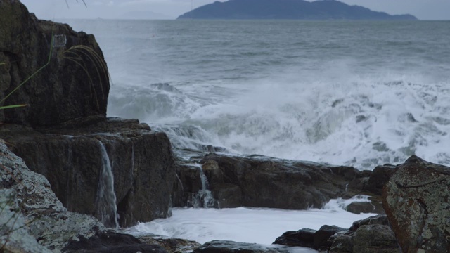 韩国全罗南道博吉尔多岛/万道根海滩上的巨浪视频素材