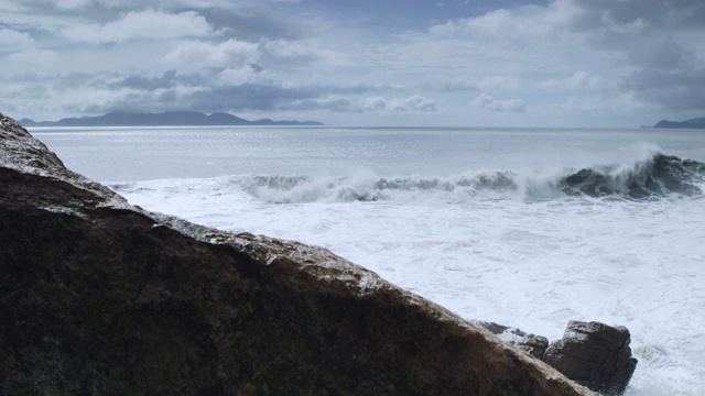 韩国全罗南道，博吉尔多岛(Wandogun)海滩上的大浪视频素材