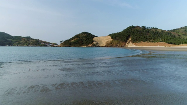 韩国全罗南道宇都岛/锡南郡的东莫海滩和沙丘视频素材