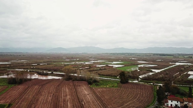 洪水后意大利乡村的鸟瞰图视频素材