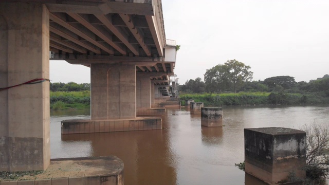 无人机拍摄，河桥，低角度推车后拉，下过桥，清莱，泰国，亚洲，镇。阳光，早晨，东南亚，交通。热带潮湿、洪水视频素材