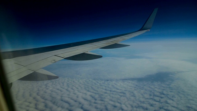 飞机飞过云层视频下载